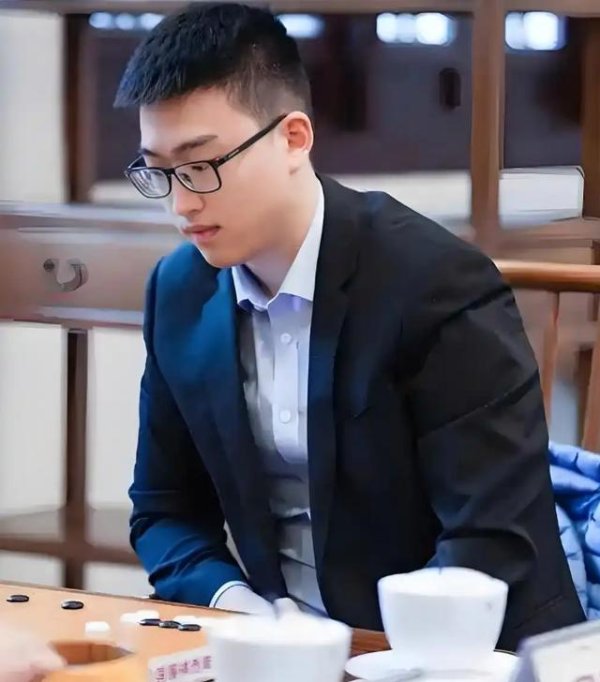 诚信双赢 最强棋士战屠晓宇半目险胜申真谞1-0领先 快意屠龙吃掉龙尾5子